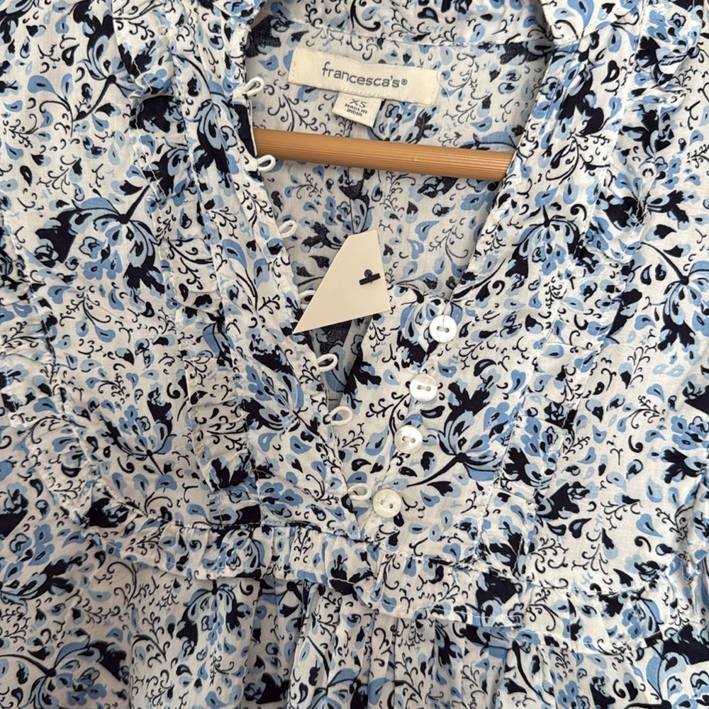 NWT Francesca’s blue floral print blouse XS - Picture 2 of 4